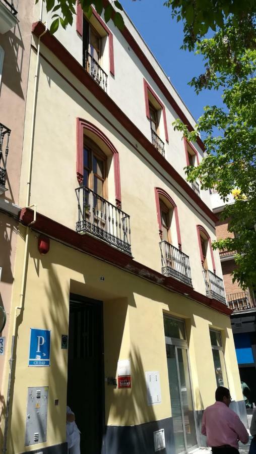 New Samay Hostel Sevilla Bagian luar foto